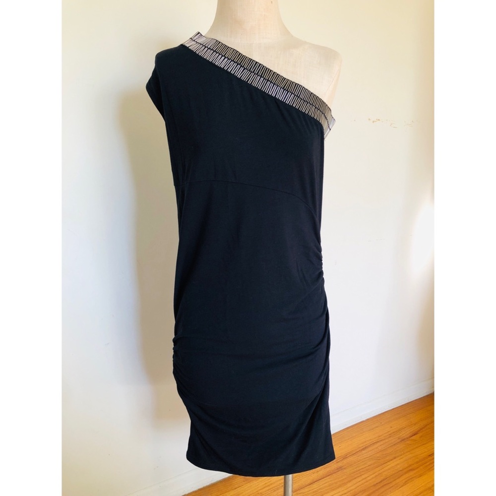 Queen Collection Black One-Shoulder Dress